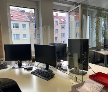 Hygieneschutzscheibe aus Einscheibensicherheitsglas im Großraumbüro