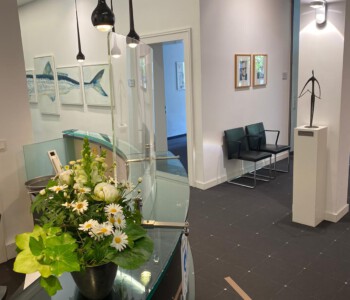 Infektionsschutzscheiben gebogen. Gefordert war eine spurlose Demontagemöglichkeit auf einer 19 mm starken Tresenscheibe aus Glas. IMG-20200604-WA0003