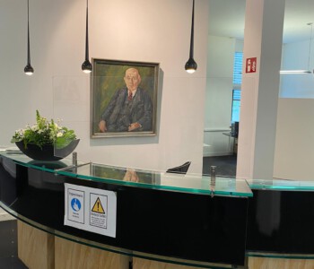 Infektionsschutzscheiben gebogen. Gefordert war eine spurlose Demontagemöglichkeit auf einer 19 mm starken Tresenscheibe aus Glas.