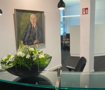 Infektionsschutzscheiben gebogen. Gefordert war eine spurlose Demontagemöglichkeit auf einer 19 mm starken Tresenscheibe aus Glas.