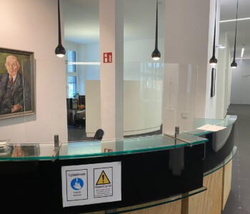 Infektionsschutzscheiben gebogen. Gefordert war eine spurlose Demontagemöglichkeit auf einer 19 mm starken Tresenscheibe aus Glas.