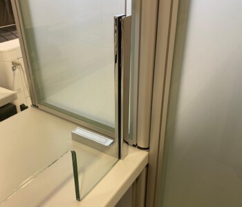 Hygieneschutzverglasung mit Durchreiche aus Verbundsicherheitsglas aus 2 x ESG passgenau angefertigt.