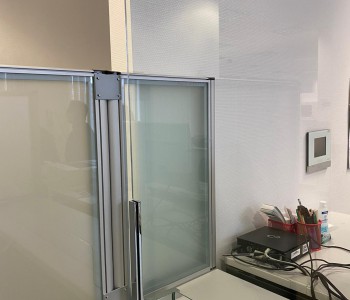 Hygieneschutzverglasung mit Durchreiche aus Verbundsicherheitsglas aus 2 x ESG passgenau angefertigt.