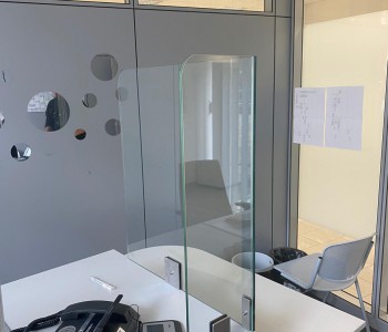 Sonderlösung für Ecklösung am Schreibtisch aus VSG 8 mm aus 2 x ESG