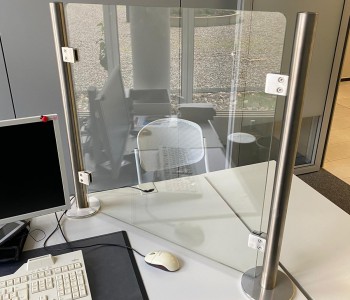 mobile Lösung für Schreibtisch aus Verbundsicherheitsglas aus 2 x ESG mit geschützten Glaskanten