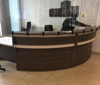 Gebogenes ESG 8 mm mit polierten Kanten für Tresenanlage.