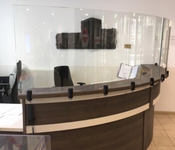 Gebogenes ESG 8 mm mit polierten Kanten für Tresenanlage.