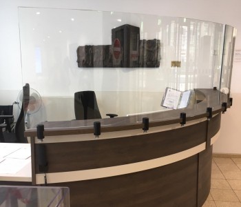 Gebogenes ESG 8 mm mit polierten Kanten für Tresenanlage.