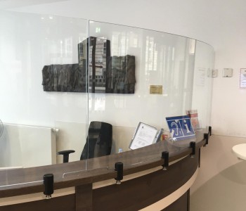 Gebogenes ESG 8 mm mit polierten Kanten für Tresenanlage.