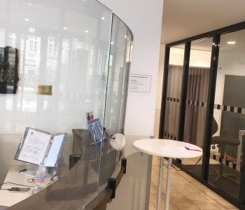 Gebogenes ESG 8 mm mit polierten Kanten für Tresenanlage.