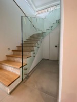 Brüstungsverglasung aus Verbundsicherheitsglas 21,52 mm hergestellt aus teilvorgespanntem Glas mit Punkthaltern und schmalem Kantenschutzprofil aus Edelstahl.