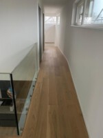 Brüstungsverglasung aus Verbundsicherheitsglas 21,52 mm hergestellt aus teilvorgespanntem Glas mit Punkthaltern und schmalem Kantenschutzprofil aus Edelstahl.