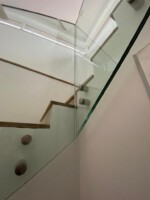 Brüstungsverglasung aus Verbundsicherheitsglas 21,52 mm hergestellt aus teilvorgespanntem Glas mit Punkthaltern und schmalem Kantenschutzprofil aus Edelstahl.