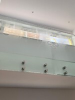 Brüstungsverglasung aus Verbundsicherheitsglas 21,52 mm hergestellt aus teilvorgespanntem Glas mit Punkthaltern und schmalem Kantenschutzprofil aus Edelstahl.