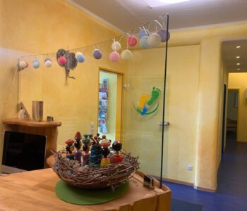 Gebogenes Einscheibensicherheitsglas 8 mm an die Biegung des Empfang-Tresens angepasst und mit Glasklemmhaltern befestigt.