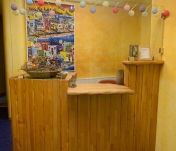 Gebogenes Einscheibensicherheitsglas 8 mm an die Biegung des Empfang-Tresens angepasst und mit Glasklemmhaltern befestigt.