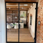 quint-it Glaswand System in anthrazit-grey verglast mit Verbundsicherheitsglas VSG 12 mm aus 2 x ESG“. Einbauort : domiziel Kinder-und Jugendhilfe in Uetze-Dedenhausen