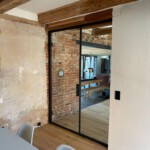 quint-it Glaswand System in anthrazit-grey verglast mit Verbundsicherheitsglas VSG 12 mm aus 2 x ESG“. Einbauort : domiziel Kinder-und Jugendhilfe in Uetze-Dedenhausen