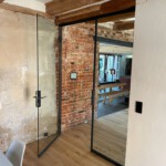 quint-it Glaswand System in anthrazit-grey verglast mit Verbundsicherheitsglas VSG 12 mm aus 2 x ESG“. Einbauort : domiziel Kinder-und Jugendhilfe in Uetze-Dedenhausen